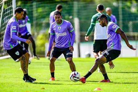 Ricardo Silva (à direita), durante treino do América, no CT Lanna Drumond