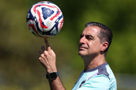 Renato Paiva é o treinador do Botafogo, que enfrenta o PSG nesta quinta (19)