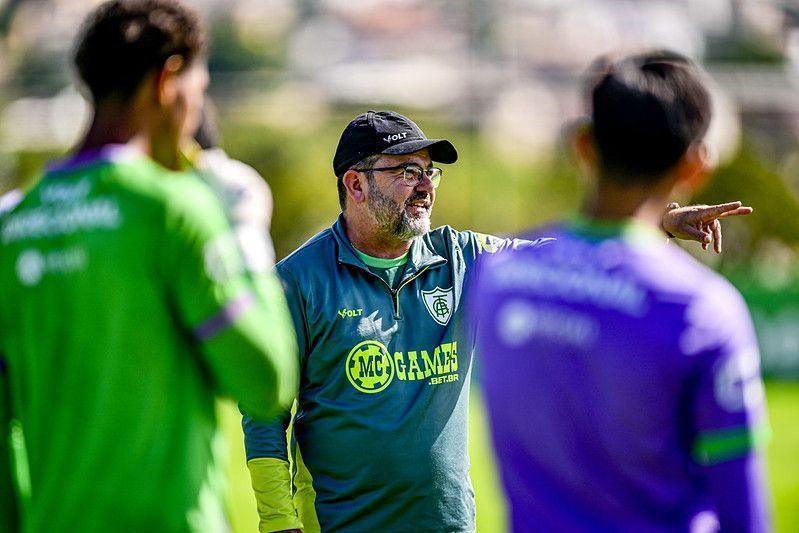 Veja as opções de Enderson Moreira para escalar o América contra o Criciúma