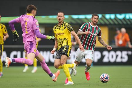Jogadores de Fluminense e Dortmund em jogo pelo Mundial