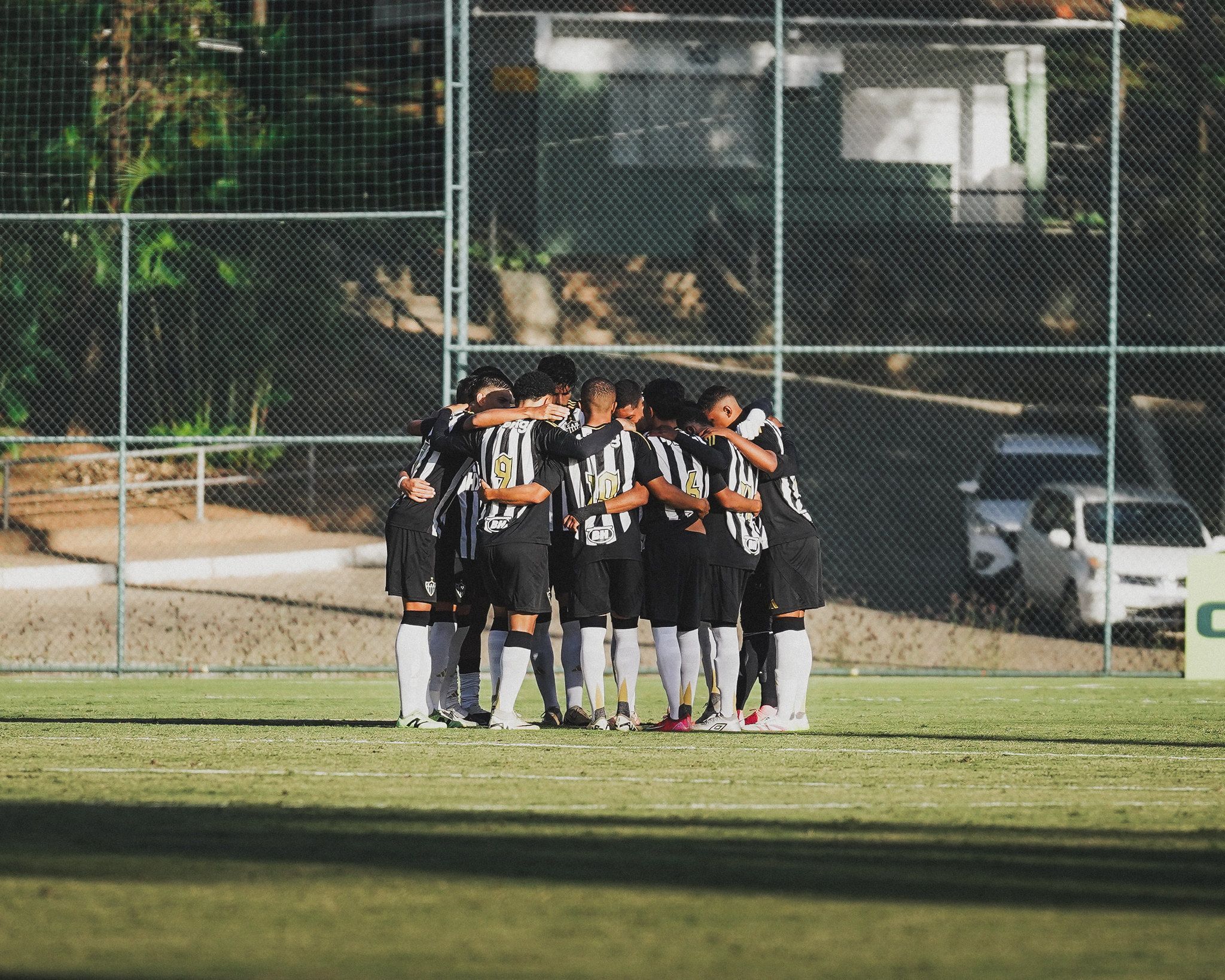 Meio-campista se despede do Atlético após oito anos, e ídolo do Cruzeiro reage