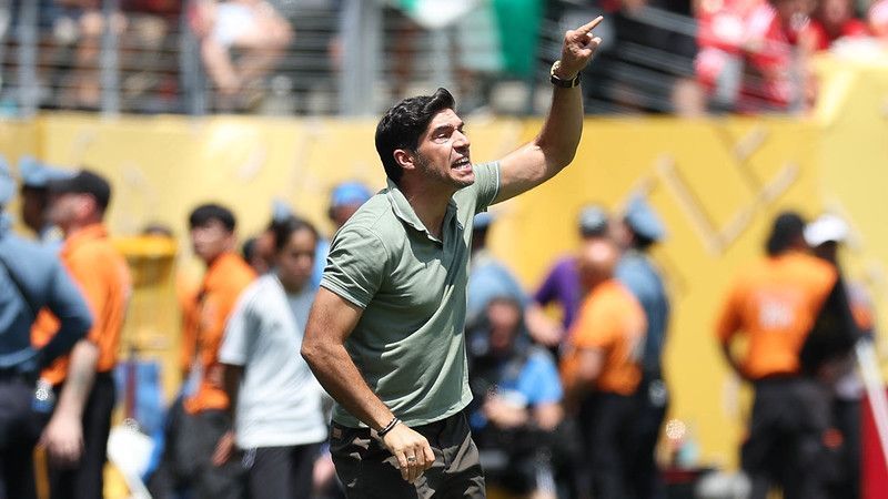 Abel valoriza Flaco após vitória do Palmeiras sobre o Al Ahly, mas corneta: 'É distraído'