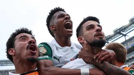 Lucas Evangelista, Estêvão e Flaco López comemorando gol do Palmeiras no Mundial