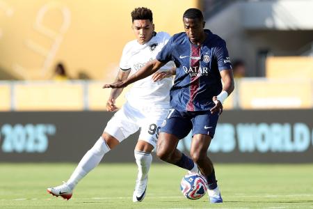 Disputa de bola em PSG x Botafogo, pelo Mundial de Clubes da Fifa 2025