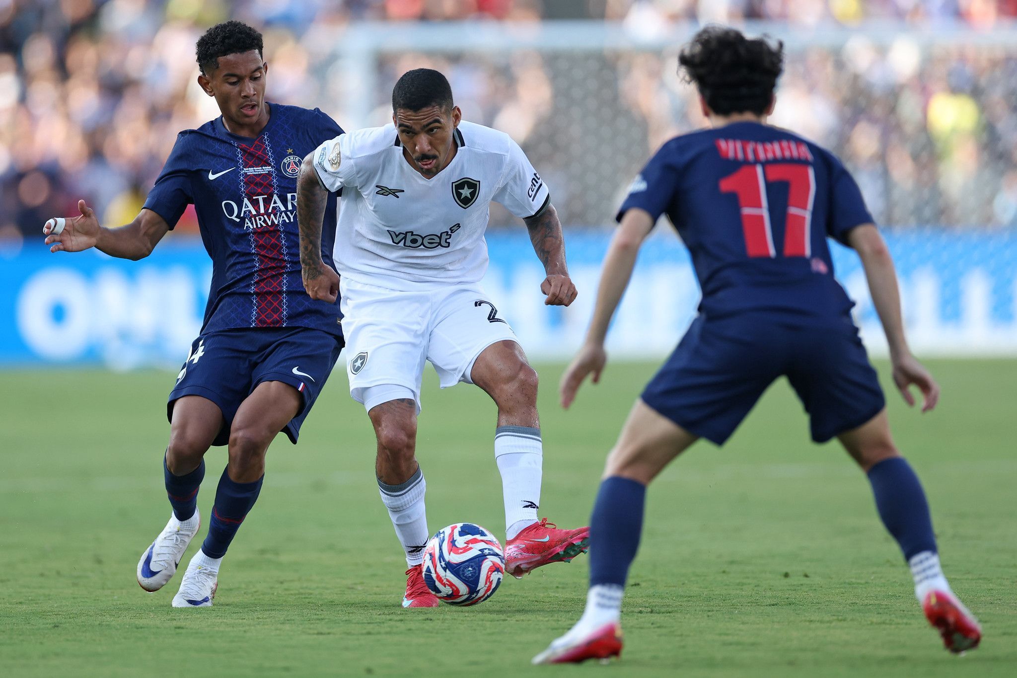 Titular do Botafogo explica treta com jogador do PSG: 'Faltou com o respeito'