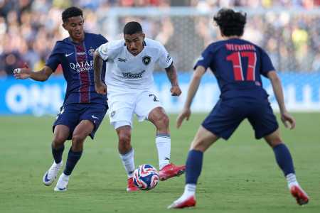 Allan em ação na partida entre Botafogo e PSG