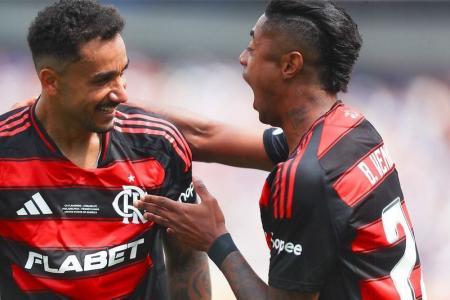 Danilo e Bruno Henrique comemorando a vitória do Flamengo sobre o Chelsea
