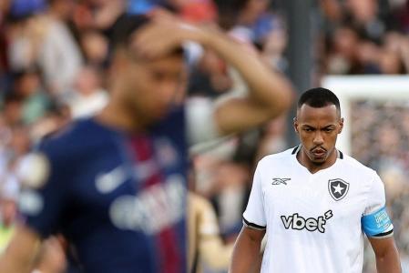 Marlon Freitas em ação pelo Botafogo na vitória sobre o PSG no Mundial de Clubes da Fifa 2025