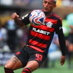 Titular do Flamengo revela papo com Wesley após erro contra o Chelsea