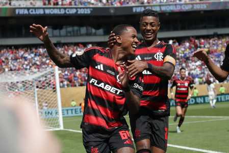 Wallace Yan, de 20 anos, vibra com gol marcado pelo Flamengo no Mundial de Clubes com Bruno Henrique