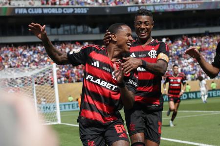 Wallace Yan, de 20 anos, vibra com gol marcado pelo Flamengo no Mundial de Clubes com Bruno Henrique