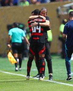 Filipe Luís, técnico do Flamengo, vibra com Wallace Yan na vitória sobre o Chelsea
