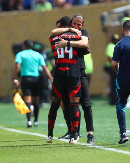 Filipe Luís, técnico do Flamengo, vibra com Wallace Yan na vitória sobre o Chelsea