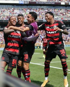 Jogadores do Flamengo comemorando gol sobre o Chelsea no Mundial de Clubes