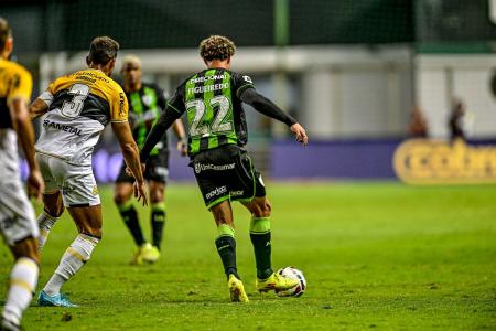 Rodrigo, do Criciúma, e Figueiredo, do América, durante a partida desta sexta-feira
