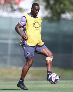 Bastos, zagueiro do Botafogo, durante treinamento antes de duelo com o Atlético de Madri