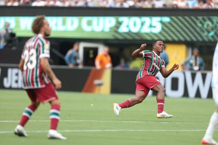 Jhon Arias, de falta, abre o placar para o Fluminense contra o Ulsan HD
