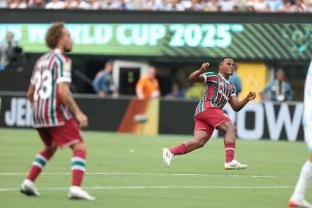 John Arias comemora gol do Fluminense