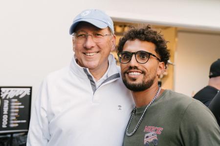 John Textor atende torcedores do Botafogo em evento em Los Angeles, durante o Mundial de Clubes