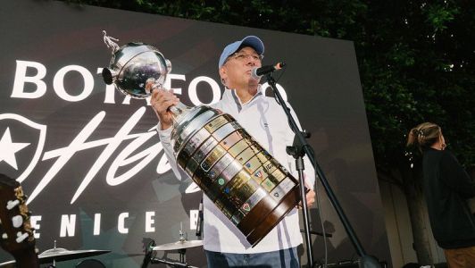 John Textor, dono da SAF do Botafogo, com a taça da Libertadores