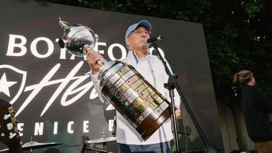 John Textor, dono da SAF do Botafogo, com a taça da Libertadores
