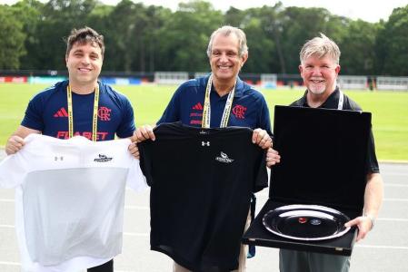 Luiz Eduardo Baptista (ao centro), o Bap, em treino do Flamengo