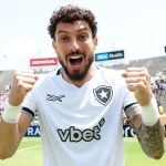 Titular do Botafogo dispara: 'Para quem ia conhecer o Mickey, nada mal'