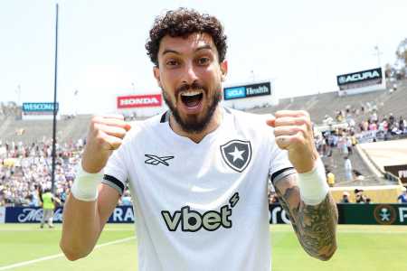 Alex Telles vibra com classificação do Botafogo no Mundial de Clubes