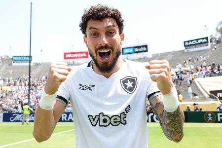 Alex Telles vibra com classificação do Botafogo no Mundial de Clubes
