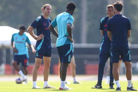 Filipe Luís conversa com Gerson, um dos atletas pendurados do Flamengo com um cartão amarelo no Mundial de Clubes