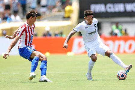Igor Jesus, camisa 99 do Botafogo, em disputa do Le Normand, zagueiro do Atlético de Madrid