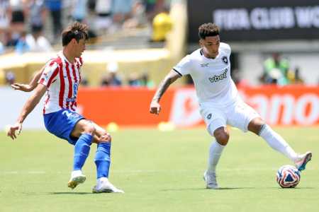 Igor Jesus, camisa 99 do Botafogo, em disputa do Le Normand, zagueiro do Atlético de Madrid