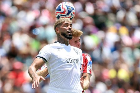 Alexander Barboza em ação na partida entre Botafogo e Atlético de Madrid