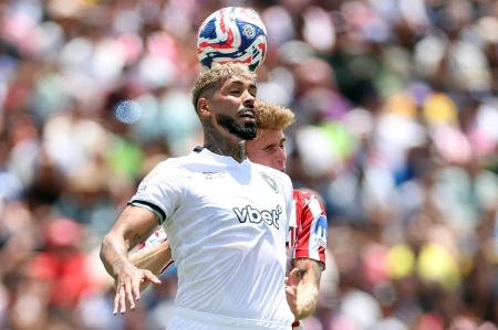 Alexander Barboza em ação na partida entre Botafogo e Atlético de Madrid