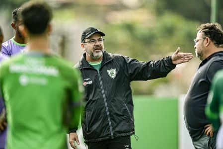 Enderson Moreira, técnico do América