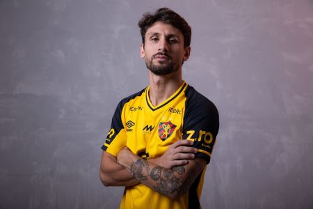 Pedro Augusto posa com a camisa do Sport