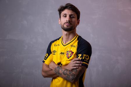 Pedro Augusto posa com a camisa do Sport