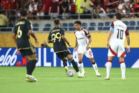 Mundial de Clubes: Allan, do Flamengo, com a bola durante a partida contra o LAFC