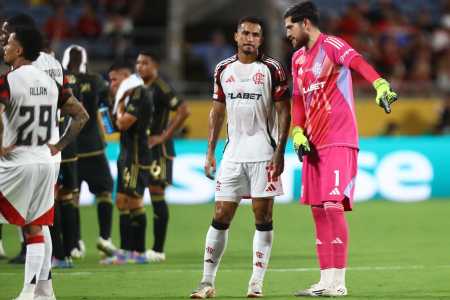 Danilo conversa com Rossi durante a partida entre Flamengo e LAFC