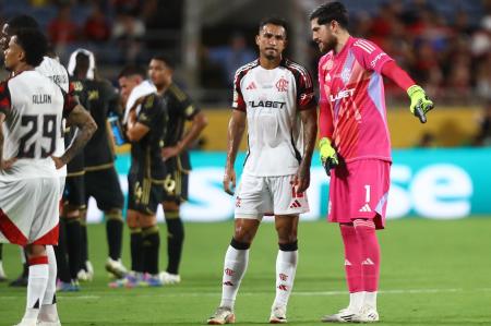 Danilo conversa com Rossi durante a partida entre Flamengo e LAFC