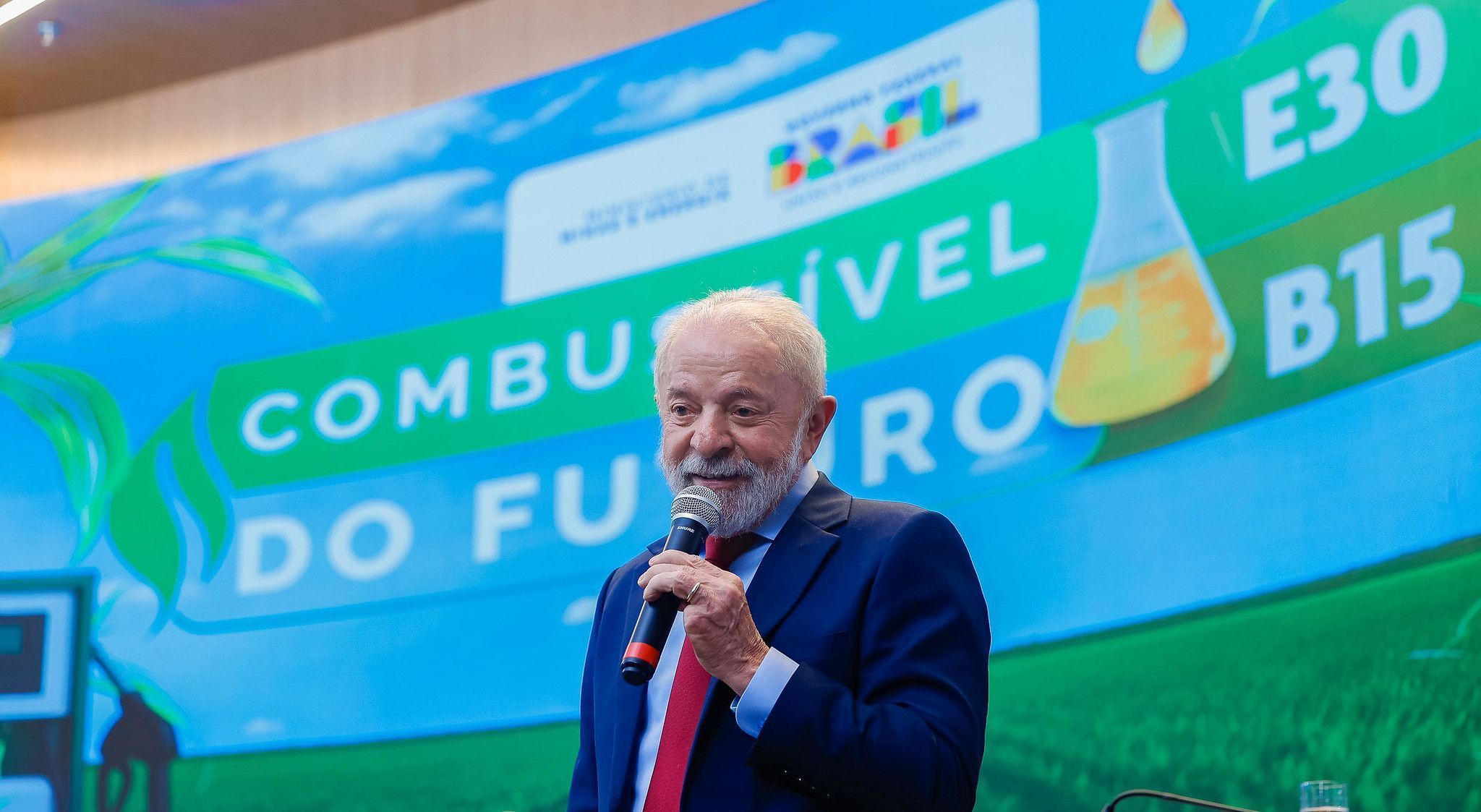 Lula critica Trump e diz que presidente dos EUA deveria ser 'menos internet e mais chefe de Estado'