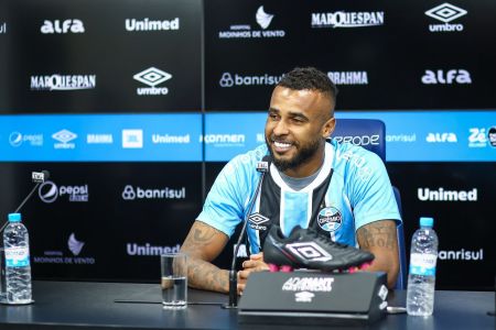 Alex Santana foi apresentado por Alexandre Rossato, vice de futebol do Grêmio