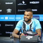 Alex Santana é apresentado no Grêmio e explica saída do Corinthians; veja vídeo