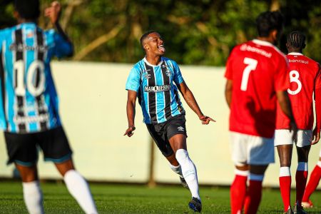 Jardiel fez o primeiro gol do Grêmio na partida contra o Inter pelo Brasileirão Sub-20