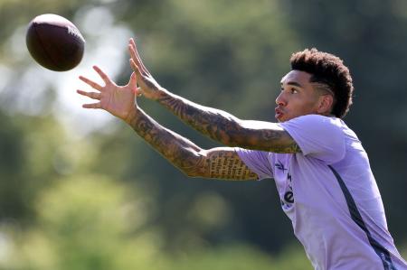 Igor Jesus brinca de futebol americano nos Estados Unidos: Botafogo se prepara para o jogo contra o Palmeiras no CT do Philadelphia Eagles