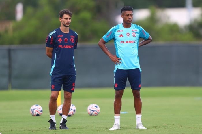 Bruno Henrique ao lado de Rodrigo Caio, auxiliar de Filipe Luís, durante atividade do Flamengo nos Estados Unidos