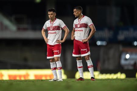 Matheus Ribeiro e Higor Meritão, do CRB, durante jogo contra o América