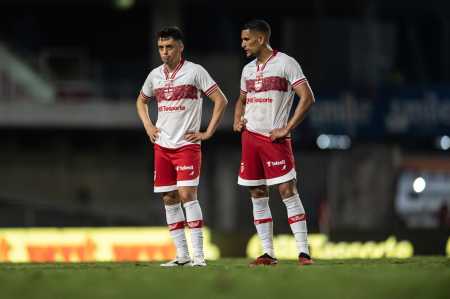 Matheus Ribeiro e Higor Meritão, do CRB, durante jogo contra o América