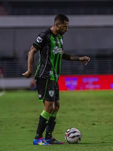 Fabinho em ação pelo América contra o CRB