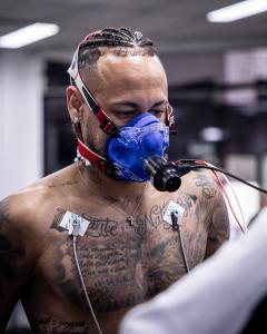 Neymar se reapresentou com o elenco santista nesta sexta-feira (27)